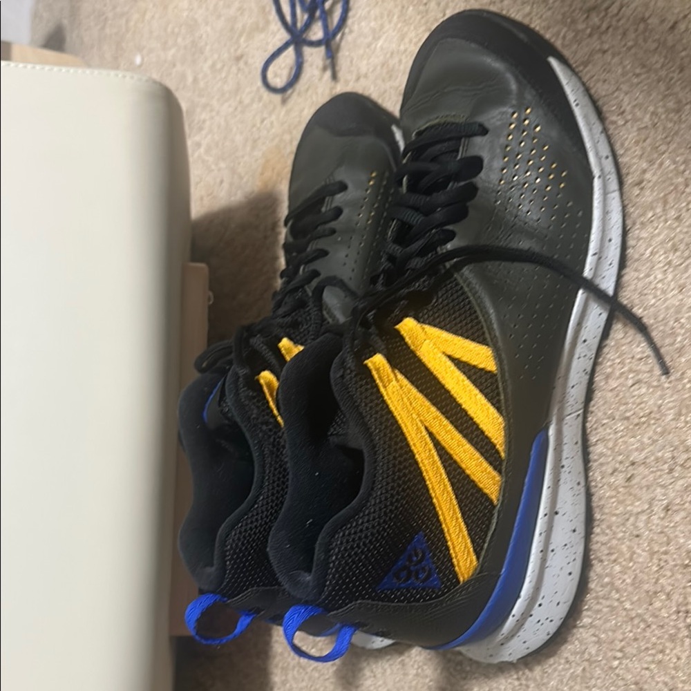 Nike ACG Men's Black and Yellow Sneakers